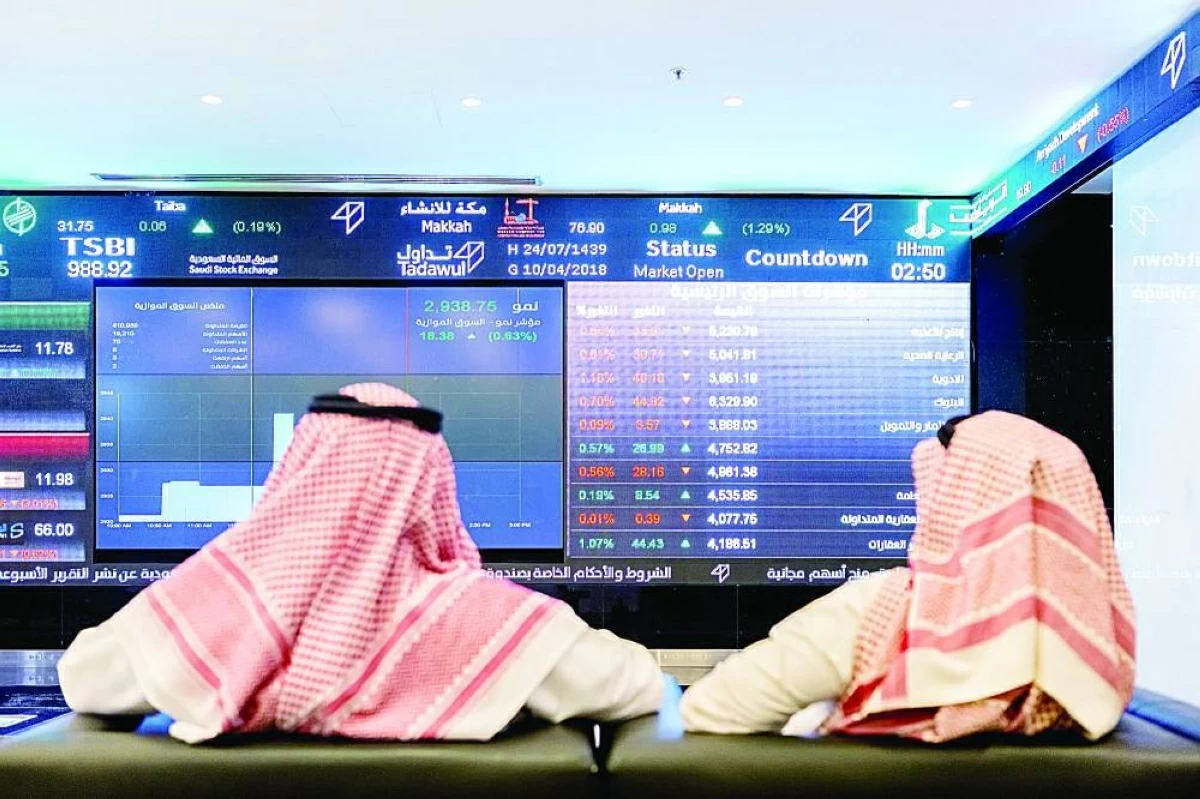 متعاملان في البورصة السعودية