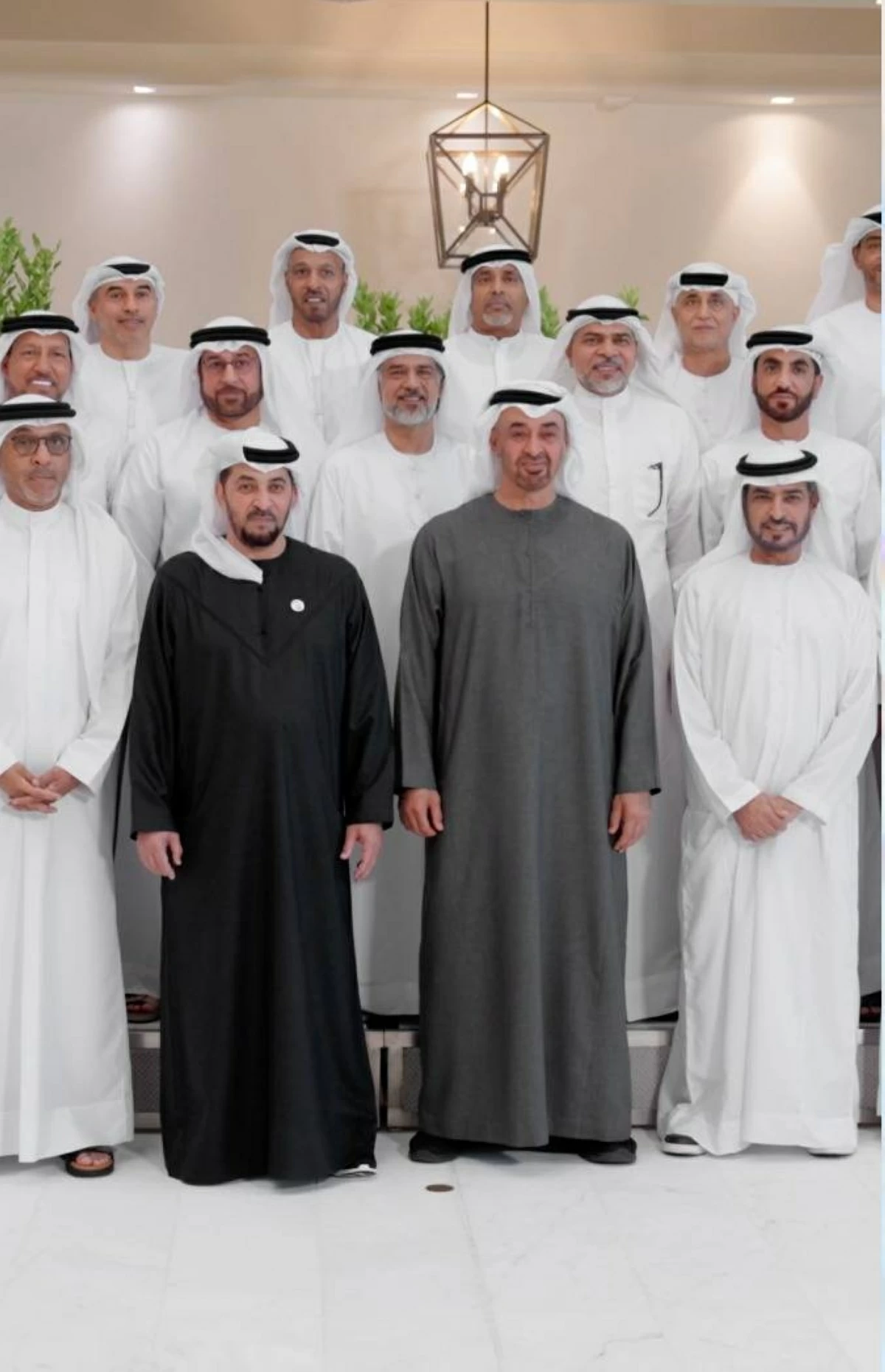 «حبيت أصور بنفسي».. محمد بن زايد يكرم نجوم منتخب الإمارات في مونديال 90