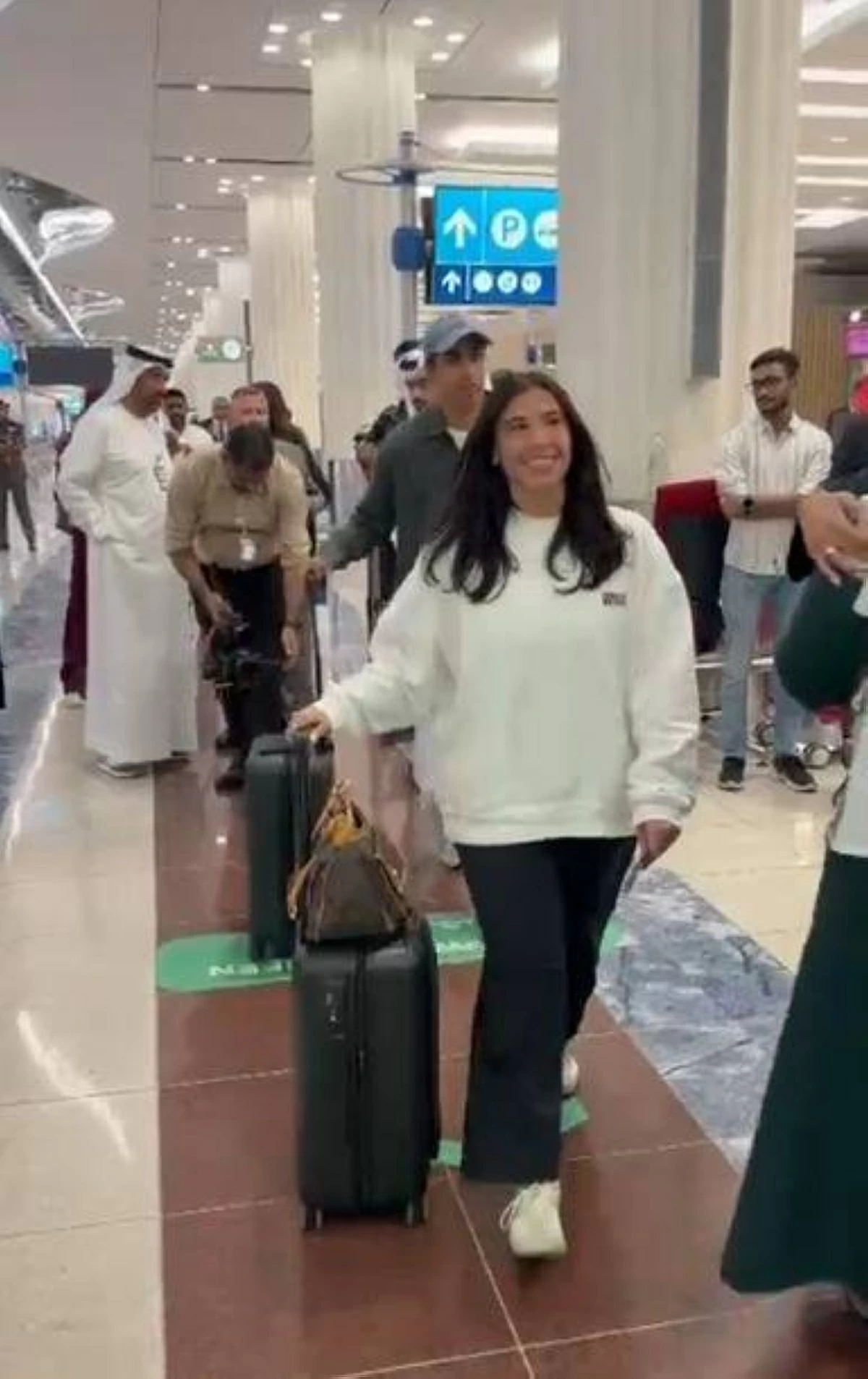 مليون مشاهدة خلال ساعات على منصة «الخليج» لفيديو أول مسافرة تستخدم «كليك وسافر» في مطار دبي