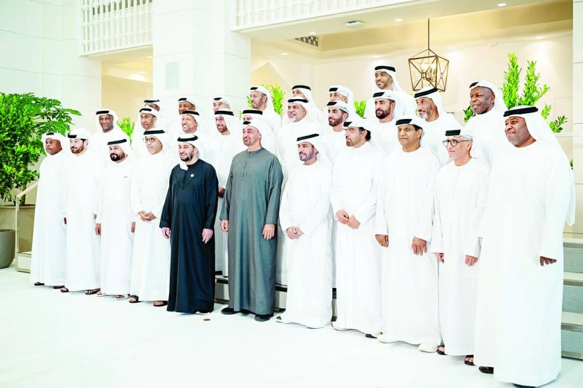 «حبيت أصور بنفسي».. محمد بن زايد يكرم نجوم منتخب الإمارات في مونديال 90