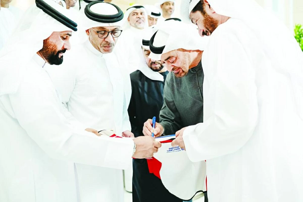 «حبيت أصور بنفسي».. محمد بن زايد يكرم نجوم منتخب الإمارات في مونديال 90