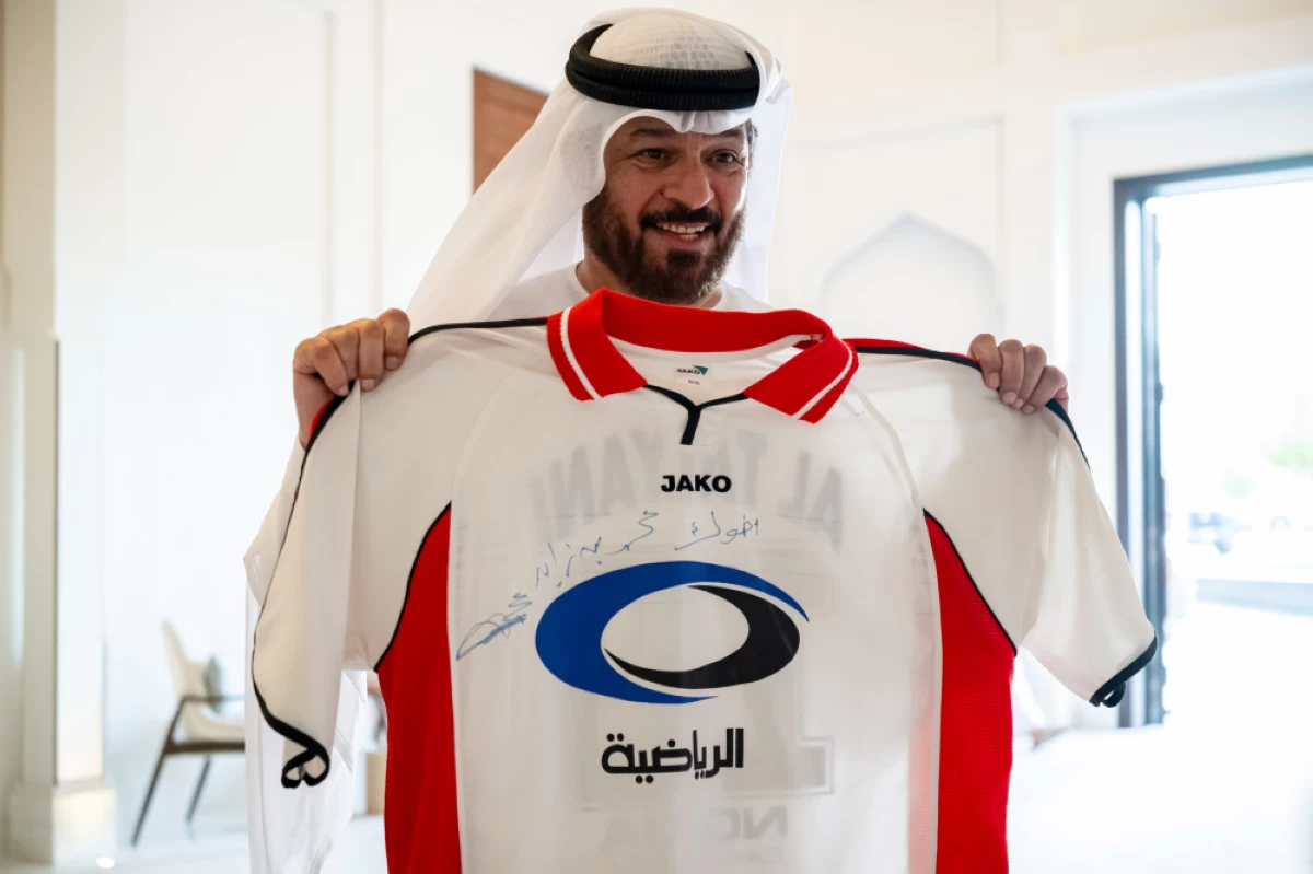 «حبيت أصور بنفسي».. محمد بن زايد يكرم نجوم منتخب الإمارات في مونديال 90