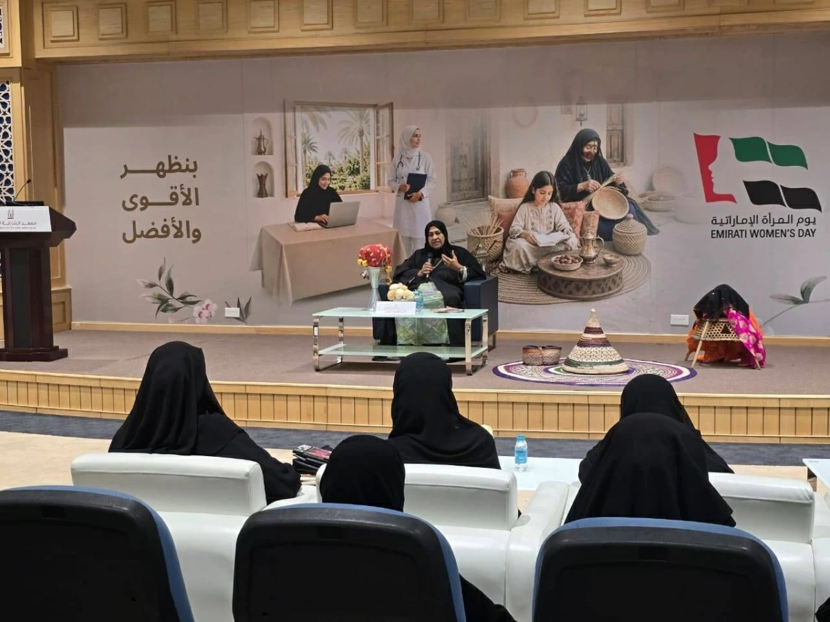 فاطمة المغني متحدثة إلى الحضور