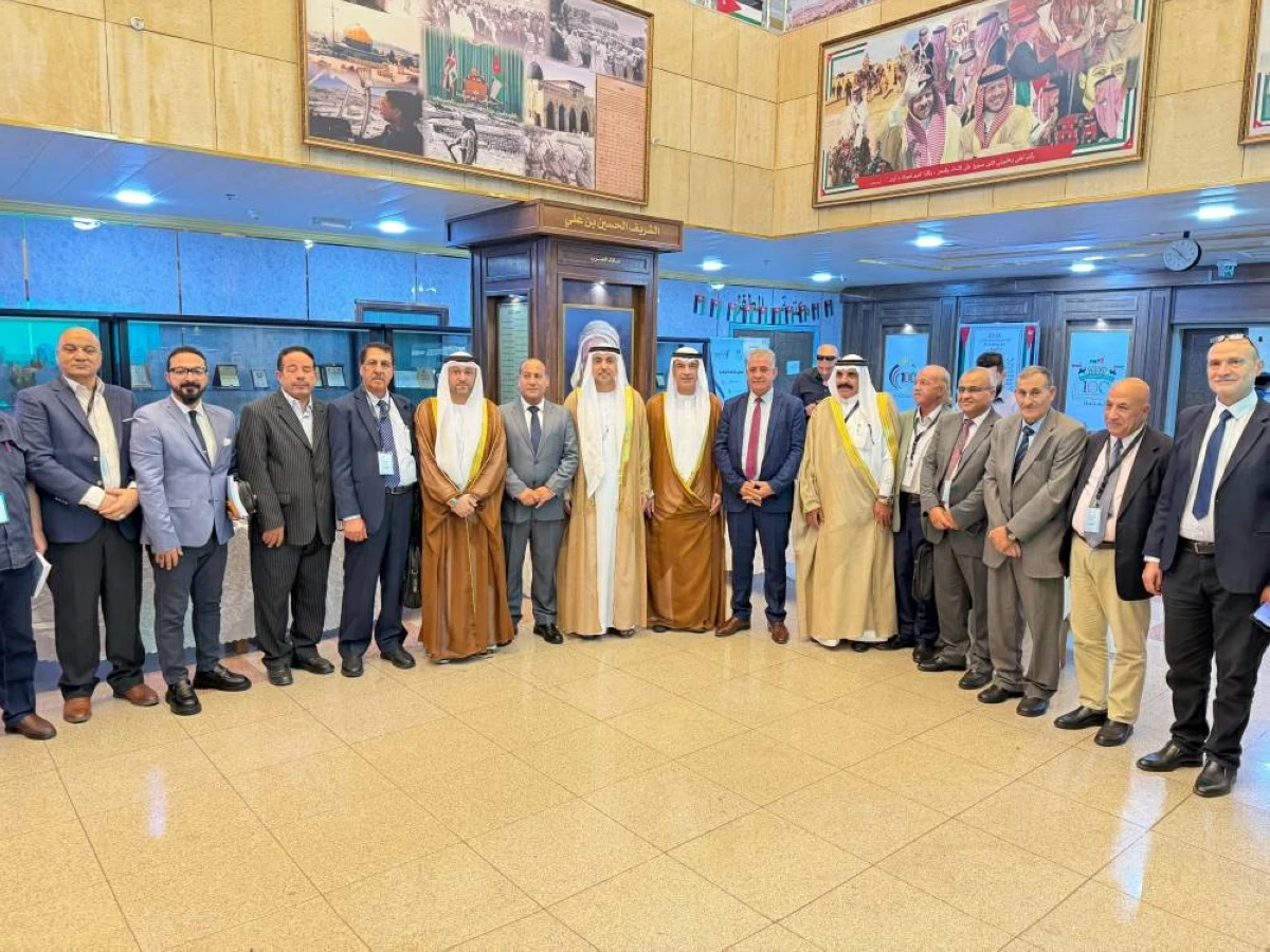 عبد الله العويس ومحمد القصير مع بعض المشاركين في الملتقى