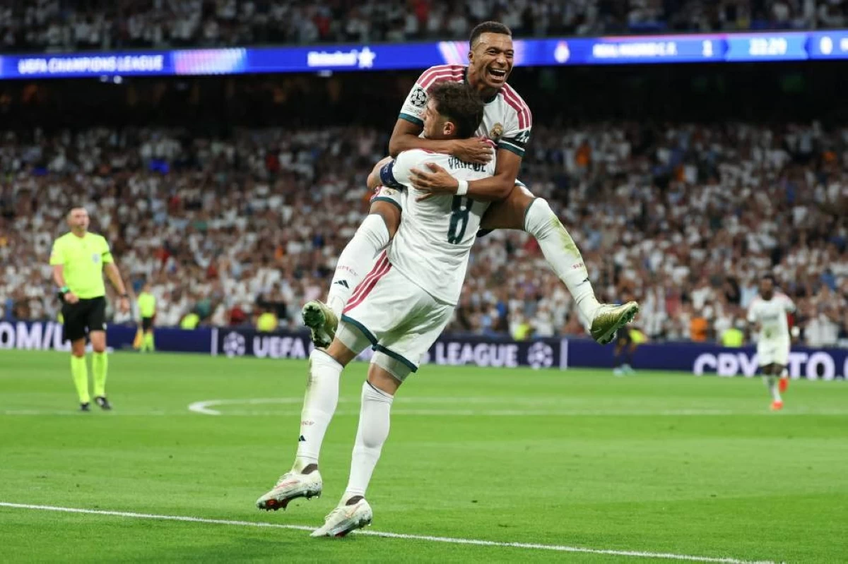 لاعبا الريال مبابي وفالفيردي يحتفلان