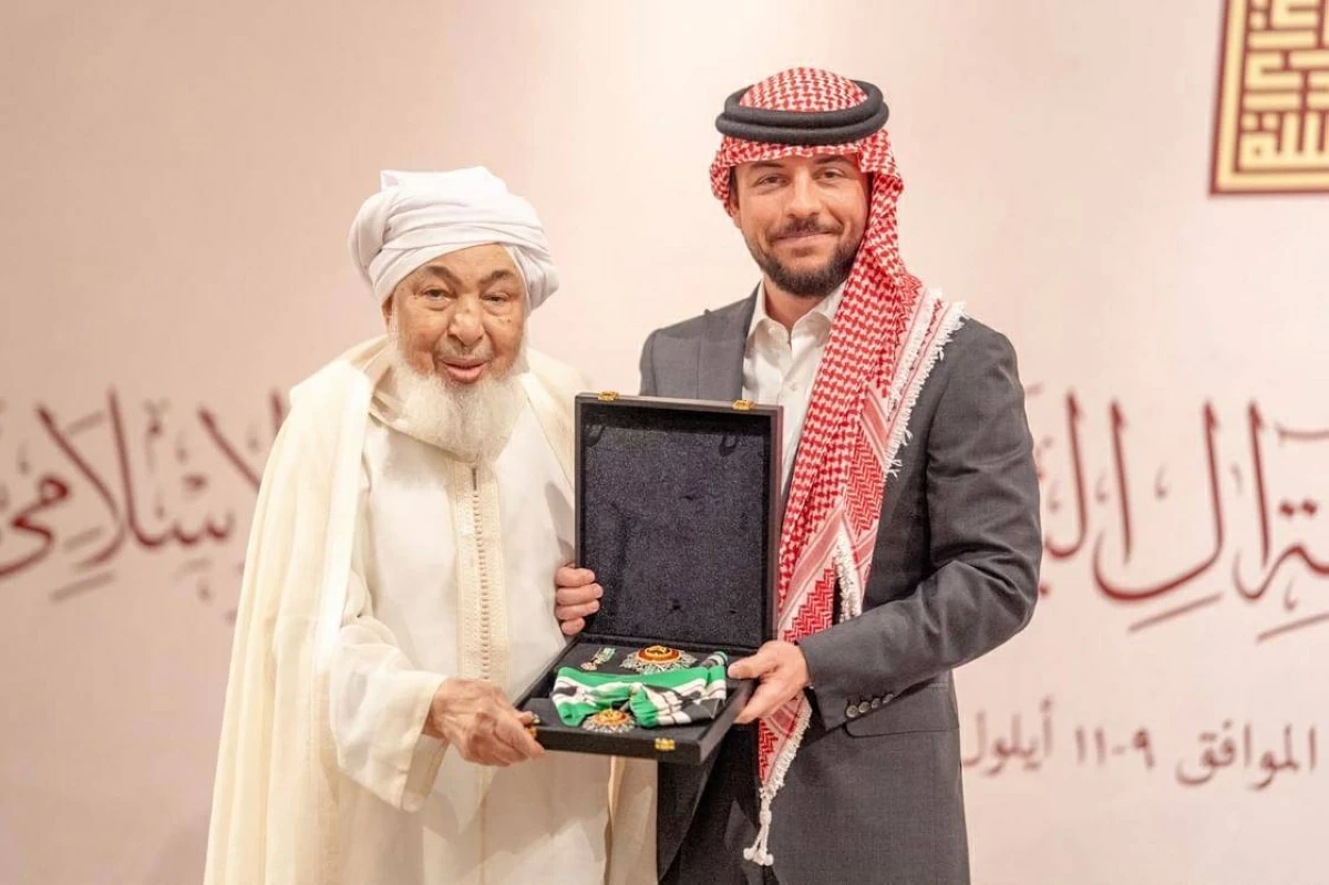 ملك الأردن يمنح عبدالله بن بيه وسام «النهضة» تقديراً لمكانته العلمية