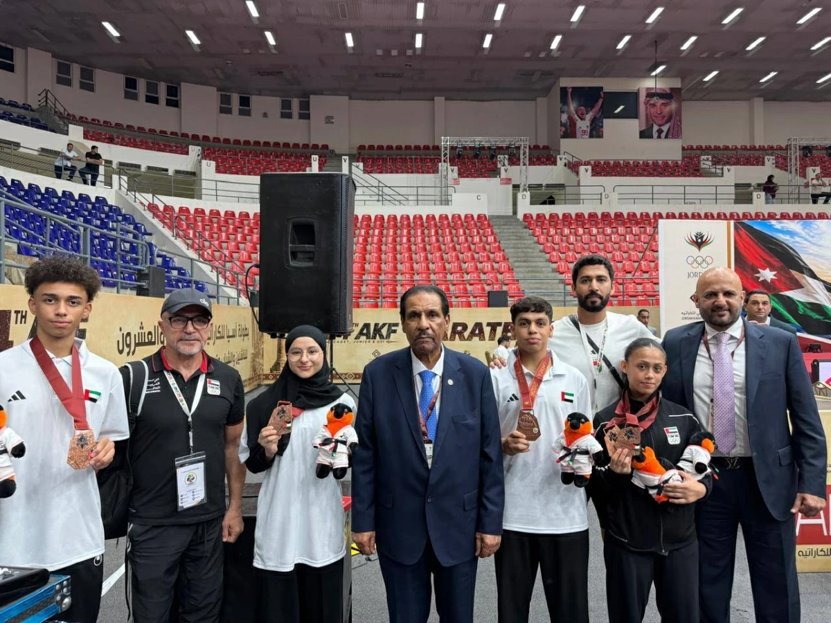 الرزوقي يتوسط لاعبي ولاعبات المنتخب