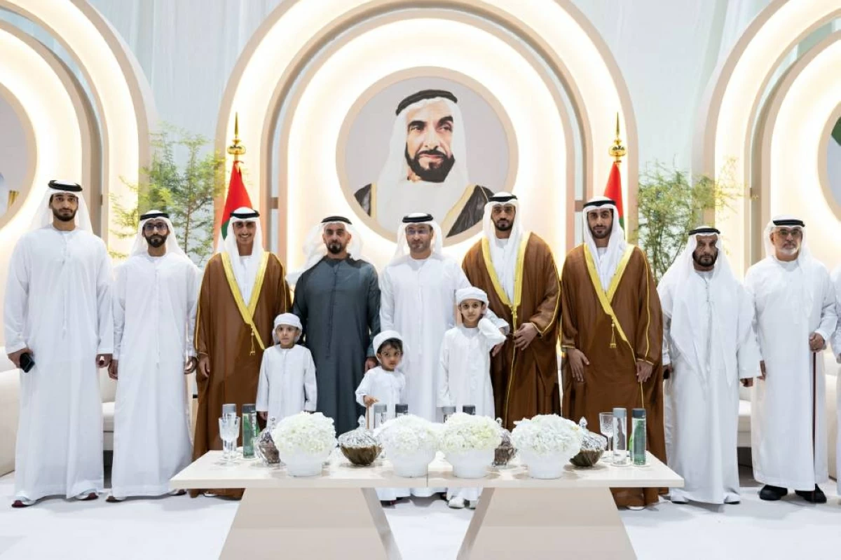 سيف بن زايد وحمد الشامسي وجانب من الحضور والعرسان  