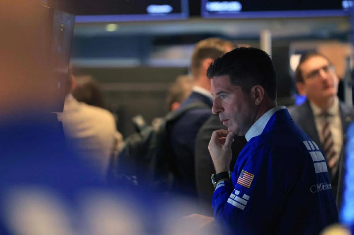 NEW YORK, NEW YORK - SEPTEMBER 09: Traders work on the floor of the New York Stock Exchange (NYSE) on September 09, 2026 in New York City. Stocks fell again in early trading Wednesday as high oil prices continue to worry investors. The Dow fell more than 400 points in morning trading.   Spencer Platt/Getty Images/AFP (Photo by SPENCER PLATT / GETTY IMAGES NORTH AMERICA / Getty Images via AFP)