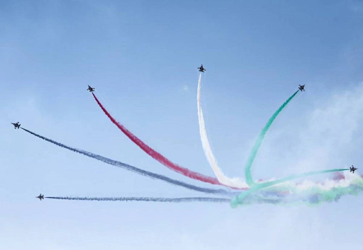 عروض فرسان الإمارات تزين سماء العلمين