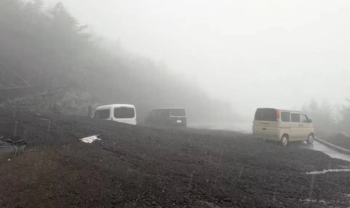 انهيار أرضي يدفن 3 سيارات على جبل فوجي في اليابان