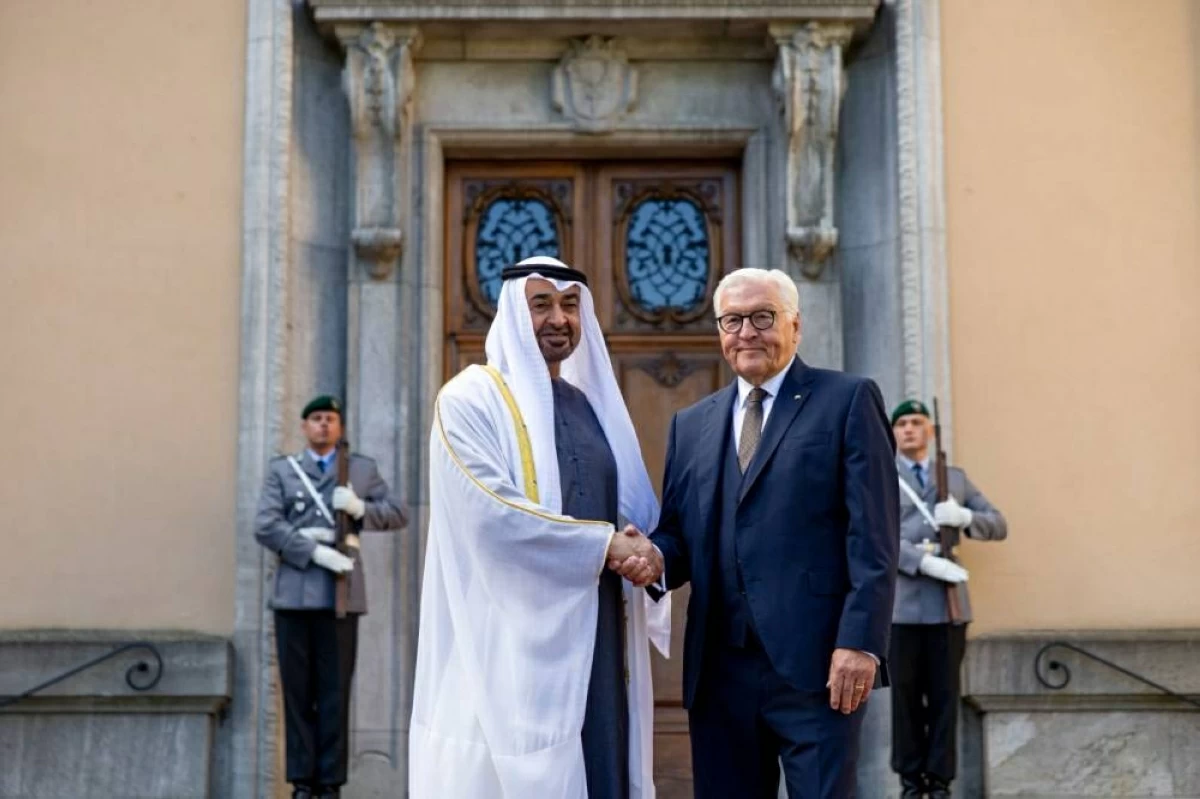 مراسم استقبال رسمية لمحمد بن زايد والرئيس الألماني في مقدمة مستقبليه