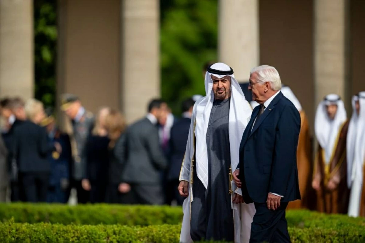 مراسم استقبال رسمية لمحمد بن زايد والرئيس الألماني في مقدمة مستقبليه