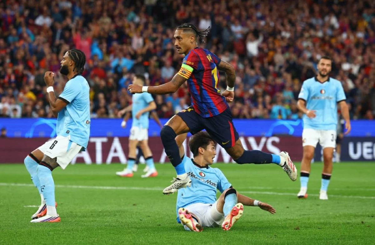 رافينيا نجم برشلونة في مباراة فينورد