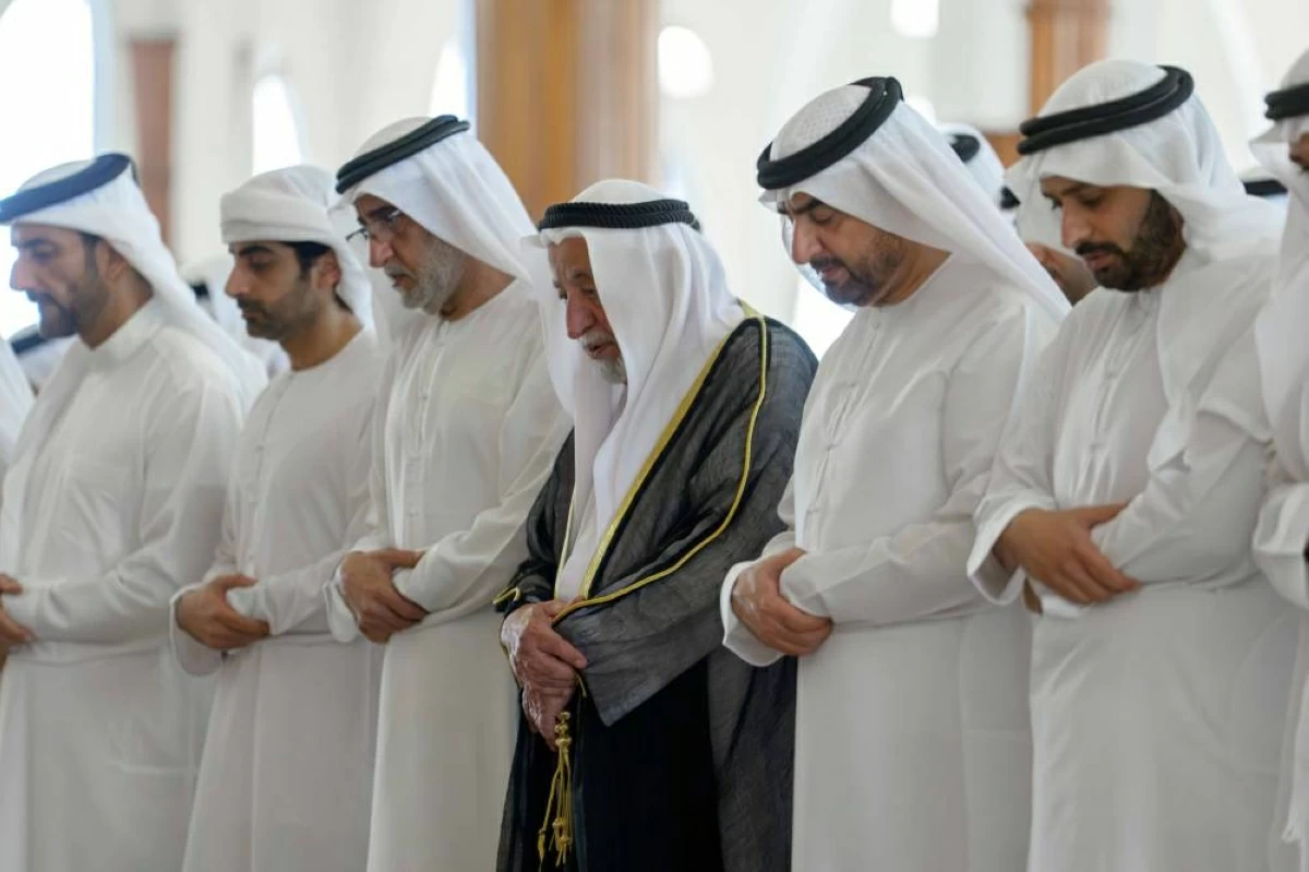 سلطان يؤدي صلاة الجنازة على جثمان محمد بن سالم القاسمي (فيديو)
