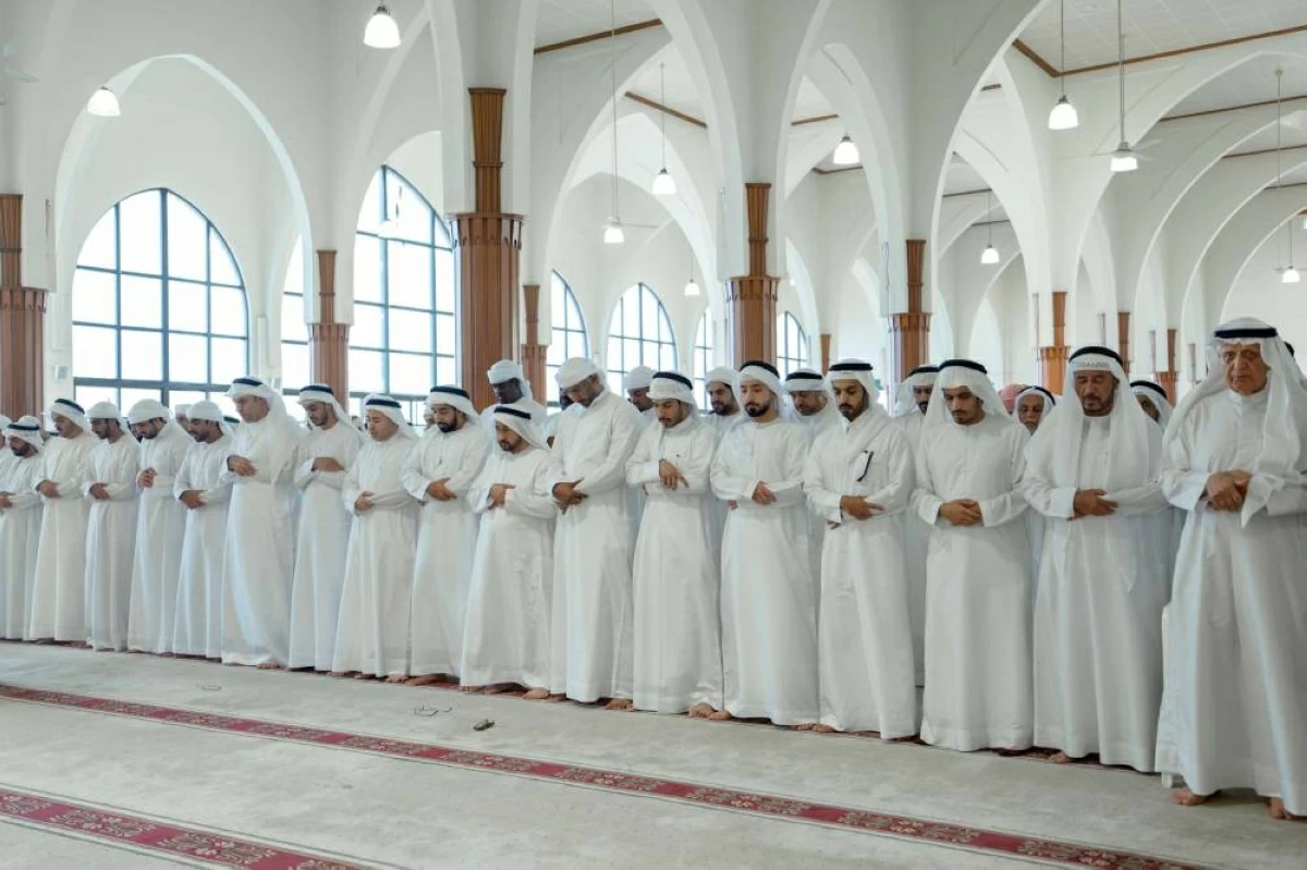 سلطان يؤدي صلاة الجنازة على جثمان محمد بن سالم القاسمي (فيديو)