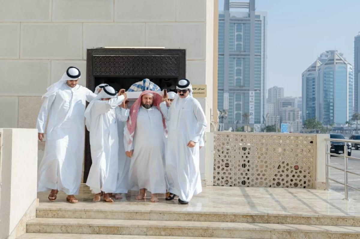 سلطان يؤدي صلاة الجنازة على جثمان محمد بن سالم القاسمي (فيديو)