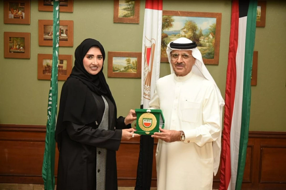 القرقاوي يكرم أحلام حسن مديرة فريق نادي«الشارقة للمرأة»