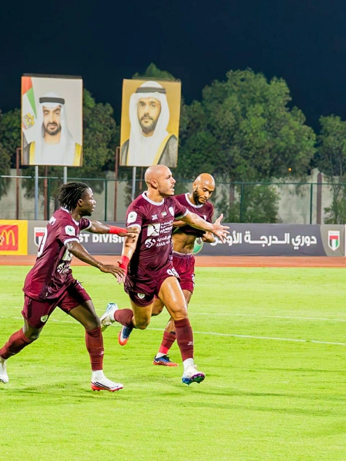 فرحة لاعبي الحمرية