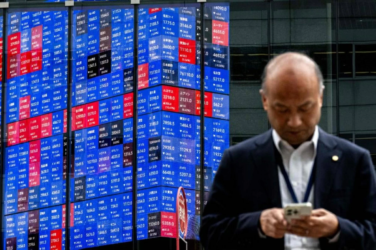 أسهم سوفت بنك تهوي 13% بعد تحذيرات قادة شركات الذكاء الاصطناعي