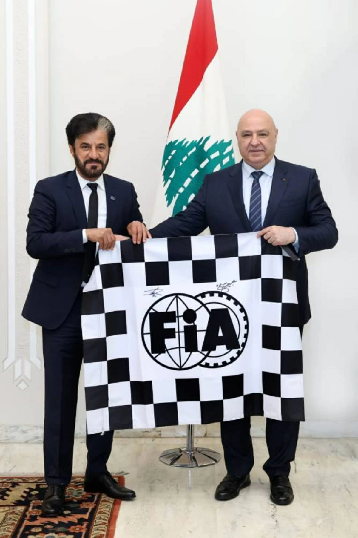جوزيف يتلقى علم الاتحاد الدولي للسيارات من محمد بن سليم
