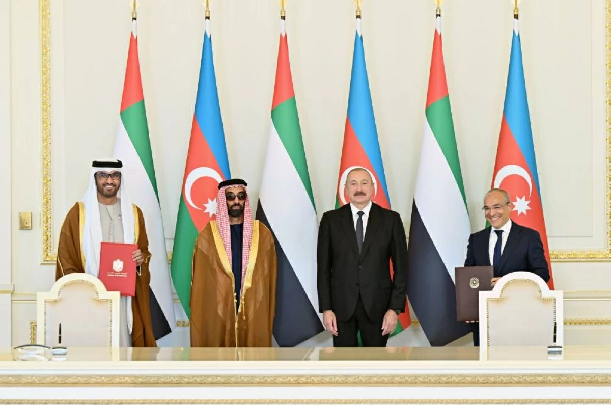 طحنون بن زايد وسلطان الجابر  وإلهام علييف خلال توقيع الاتفاقية