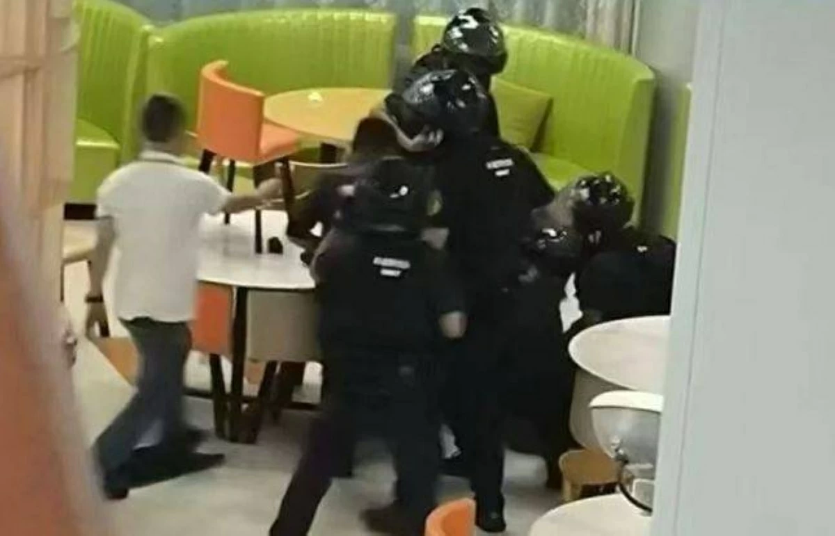 السلطات الصينية توقف رجلاً طعن عدة أشخاص قرب مركز تجاري