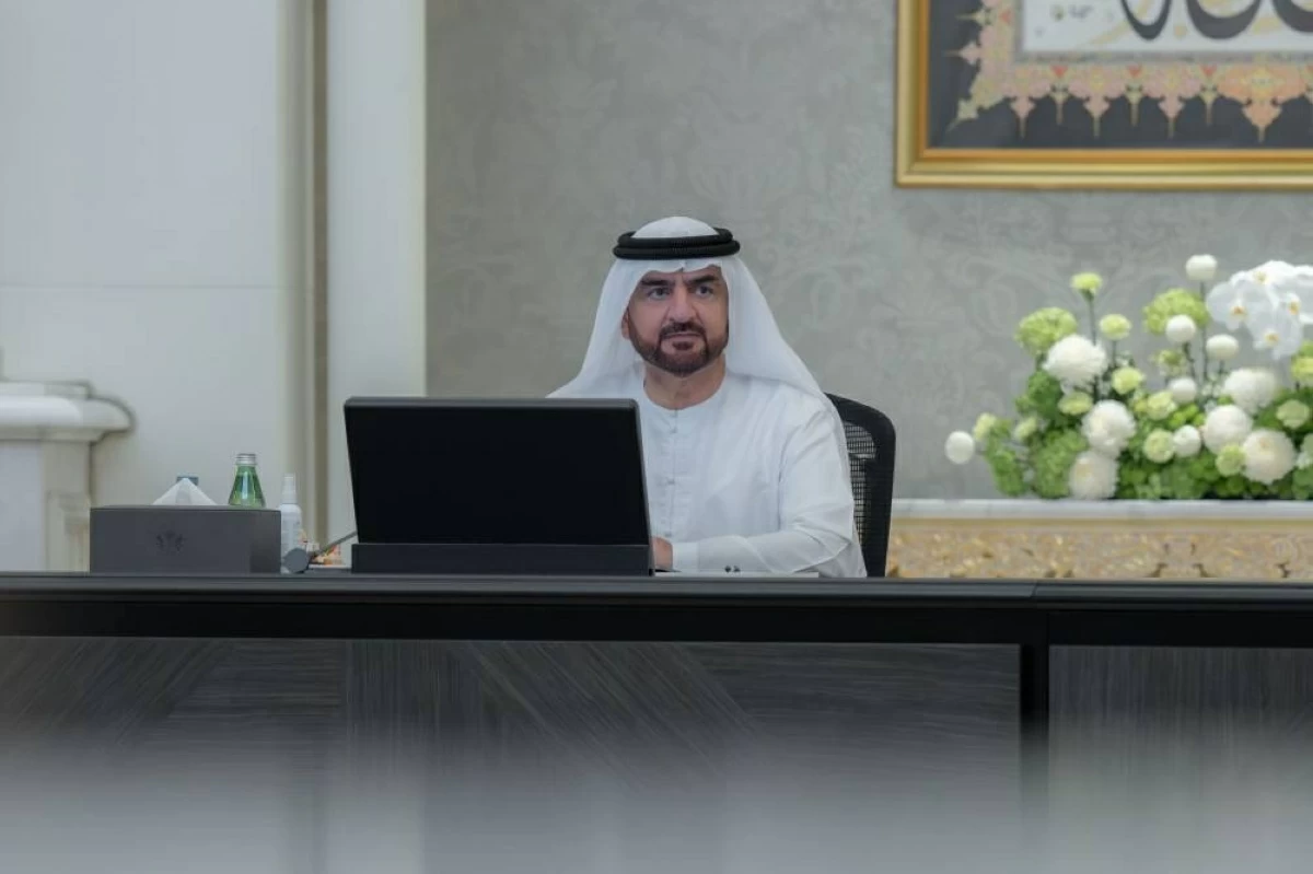 عبدالله بن سالم مترئساً اجتماع المجلس