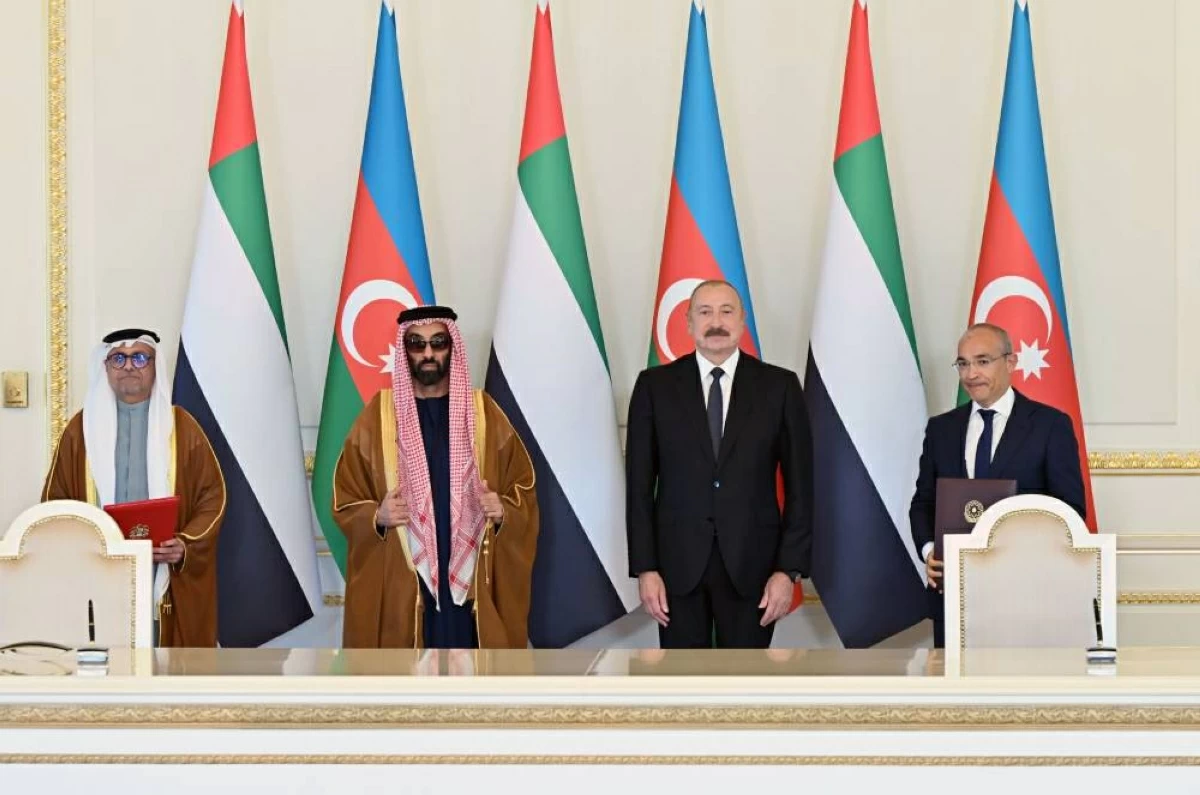 طحنون بن زايد وحيدر علييف خلال توقيع  جاسم بوعتابه الزعابي وميكائيل جباروف الاتفاقية