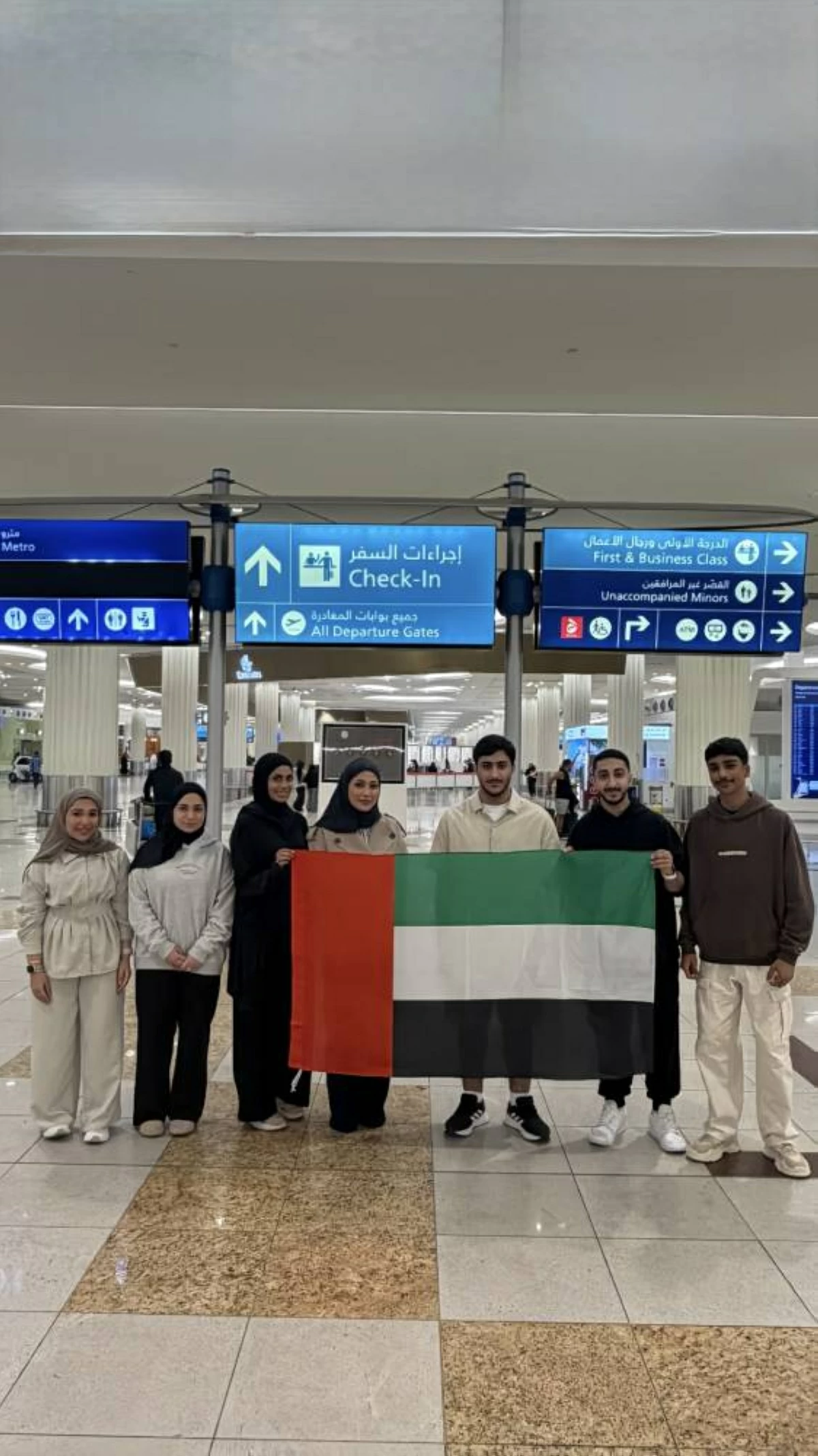 منتسبو المركز المشاركون في التجربة قبيل المغادرة إلى فرنسا