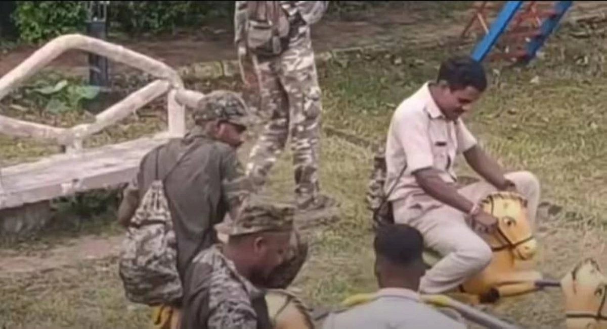 شرطيون يلعبون بأرجوحة أطفال في الهند