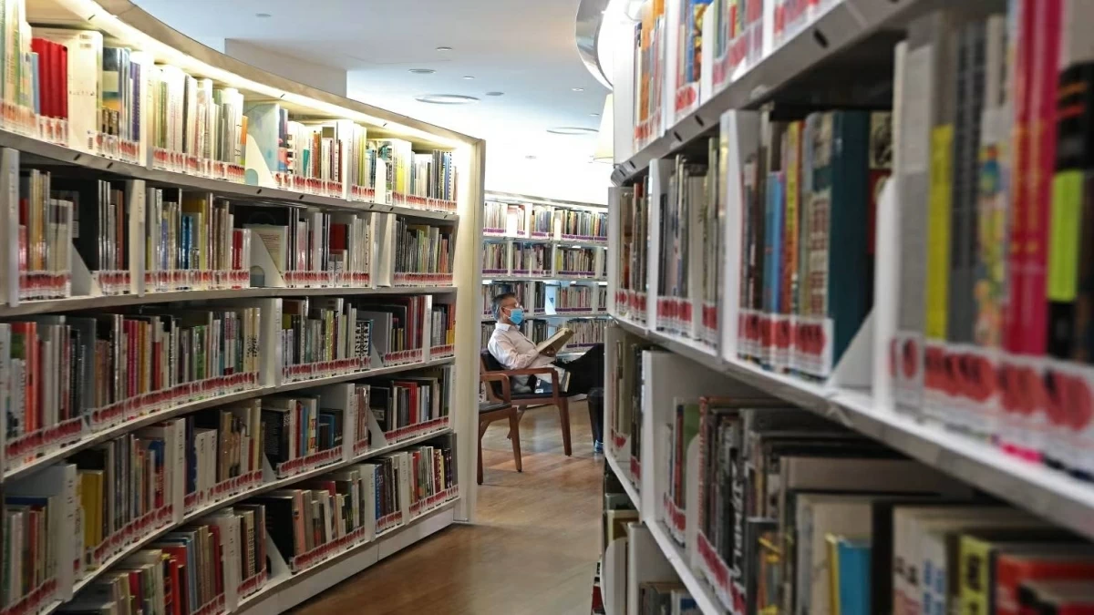 سنغافوري يقرأ في مكتبة عامة