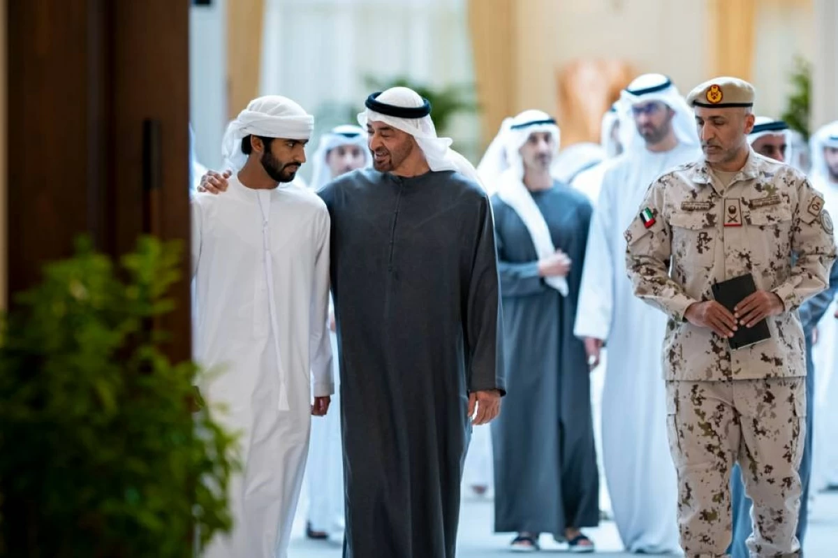 محمد بن زايد يستقبل جموع المواطنين