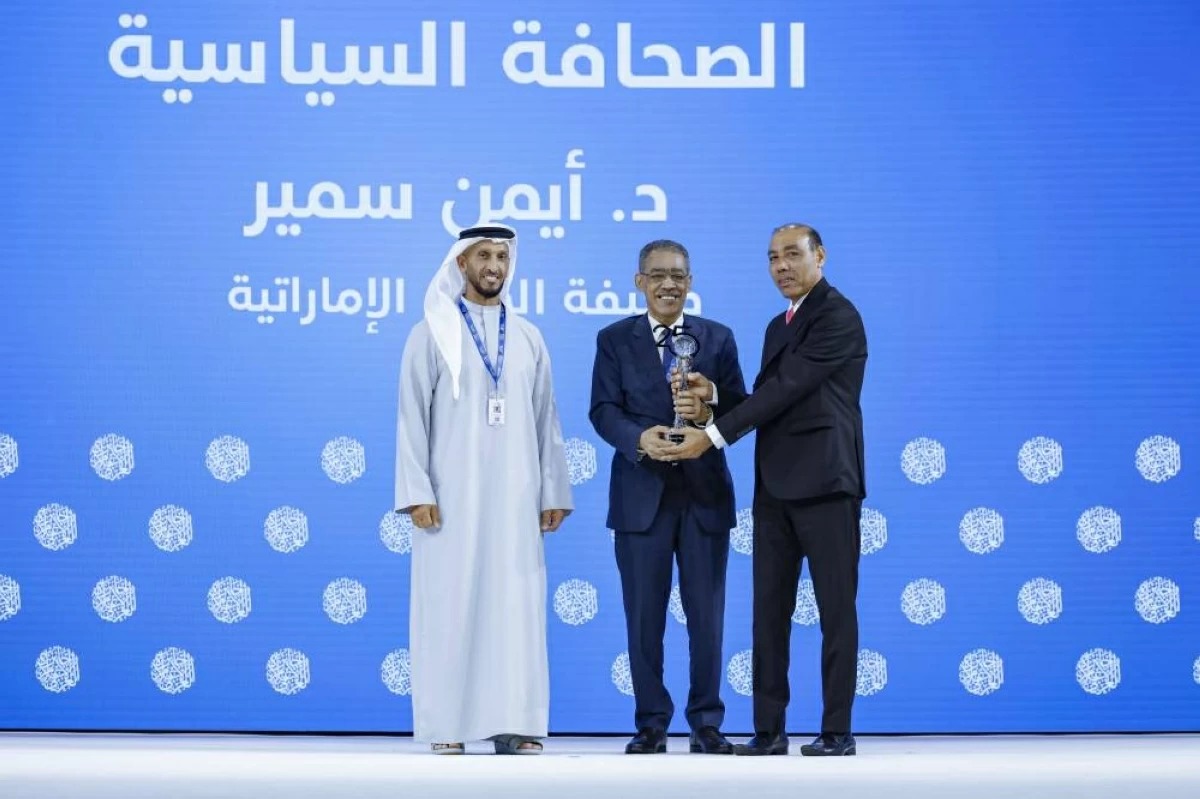 عبدالله آل حامد وضياء رشوان يكرمان د. أيمن سمير من صحيفة «الخليج»