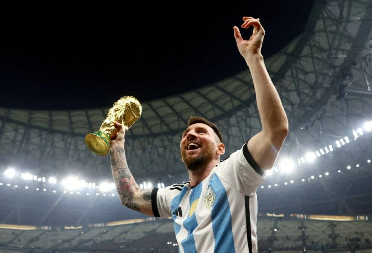 ميسي يحمل كأس العالم 2022