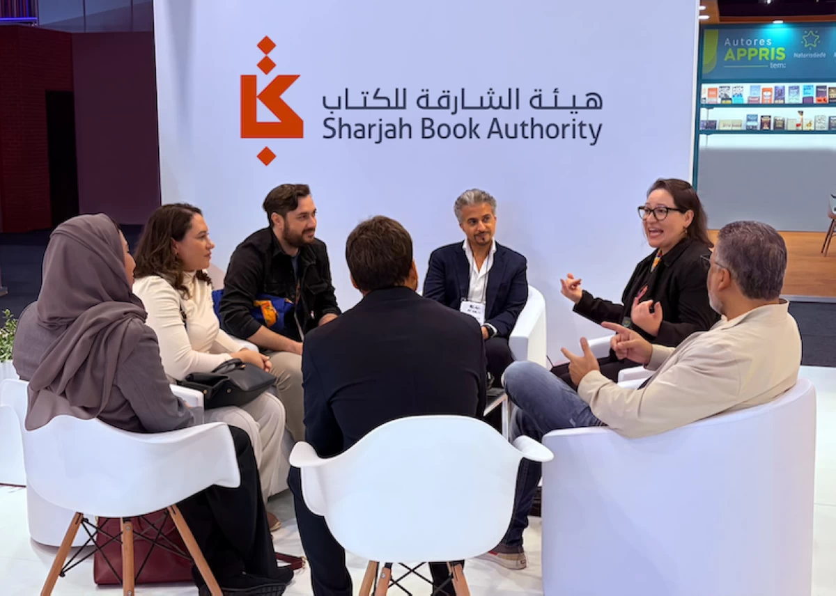 أحمد العامري خلال اجتماع في جناح الهيئة بالمعرض