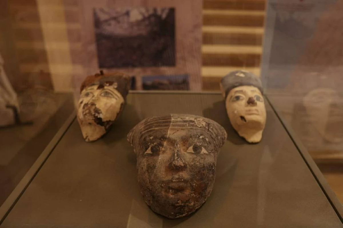 مجموعة من القطع الأثرية (أ.ف.ب)