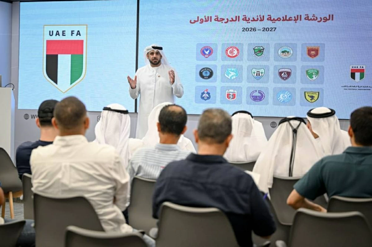 سالم النقبي يتحدث خلال الورشة