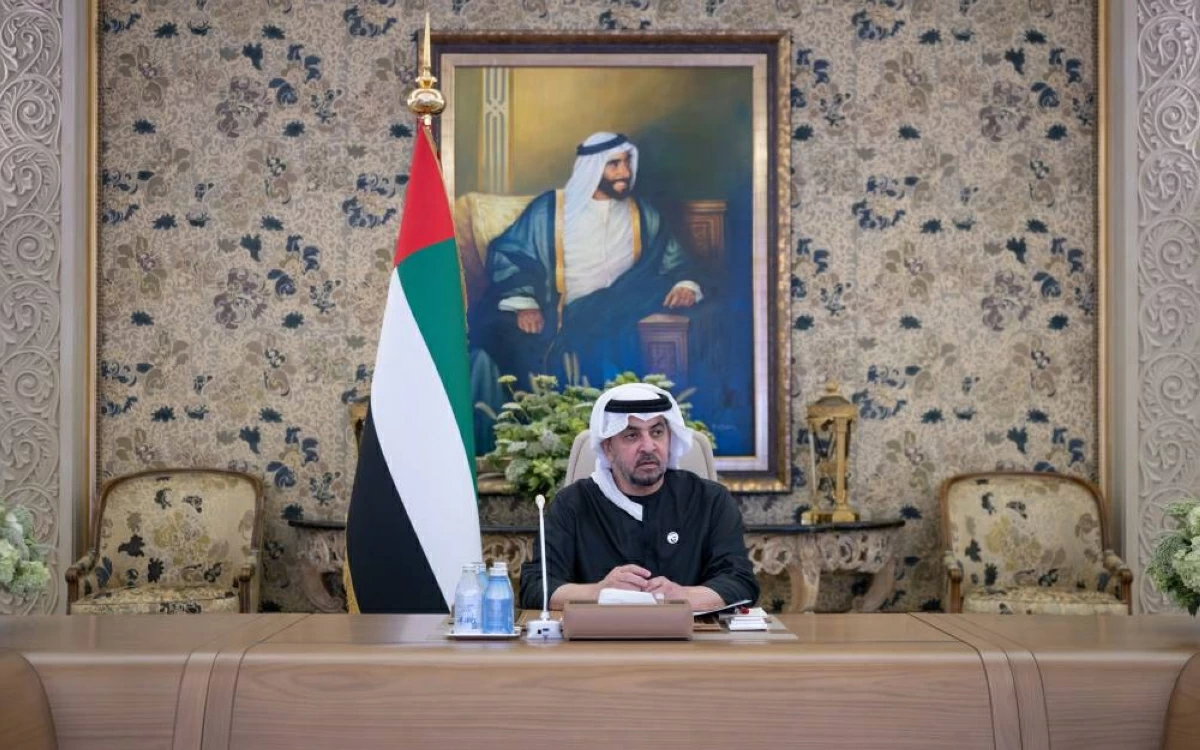 حمدان بن زايد خلال اللقاء