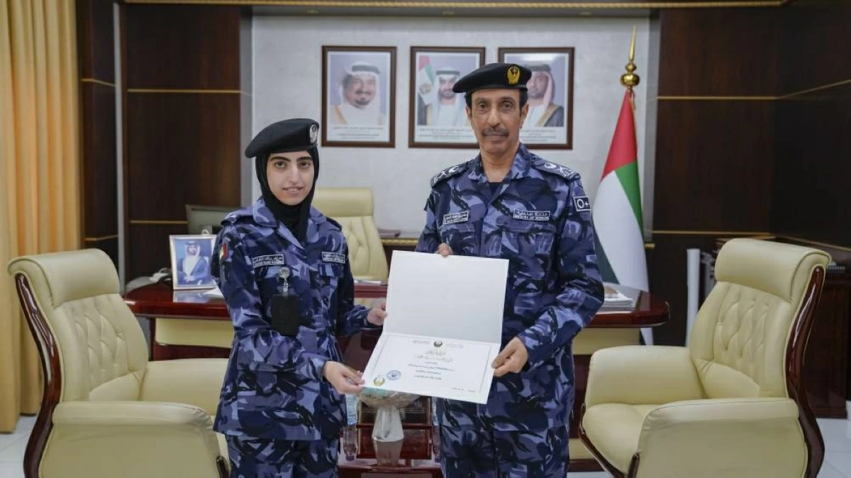 قائد شرطة عجمان يكرّم موظفة