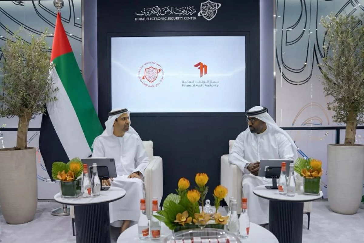 عبدالرحمن الحارب ويوسف الشيباني خلال توقيع المذكرة