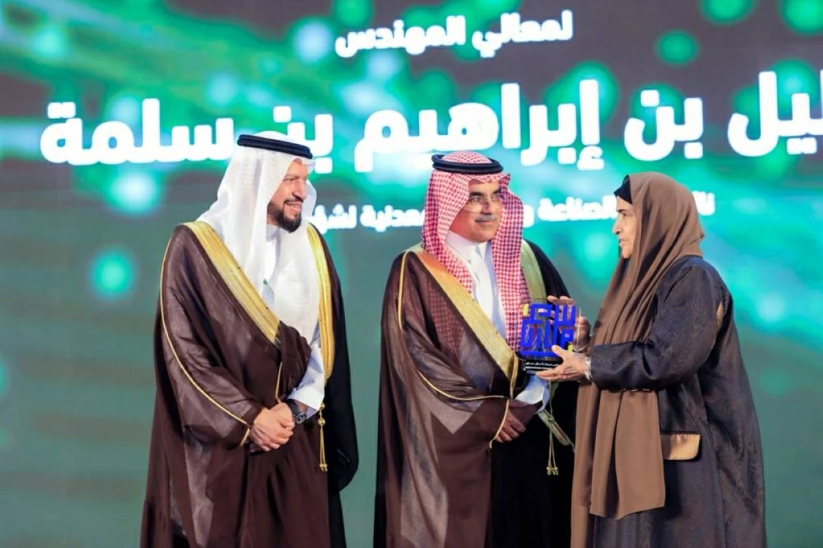 آمنة خليفة تسلم درع مجلس سيدات أعمال عجمان إلى خليل بن سلمة 