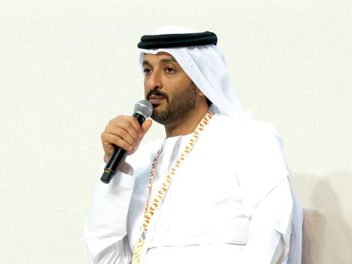 عبد الله بن طوق متحدثا خلال الجلسة