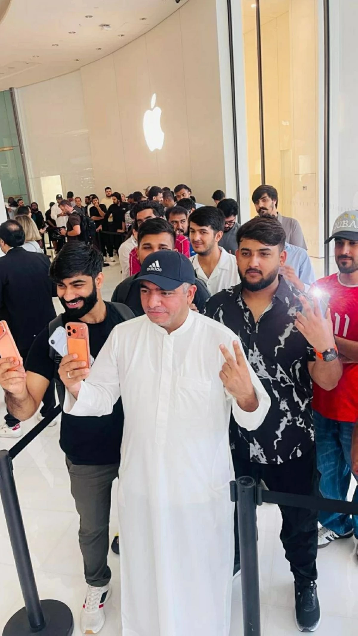 من آسيا إلى أمريكا.. طوابير بلا نهاية لـ«آيفون 18»