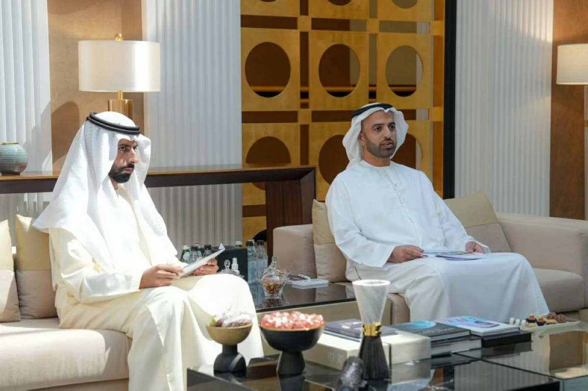 محمد بن سعود وحمدان بن سعيد بن طحنون خلال اللقاء