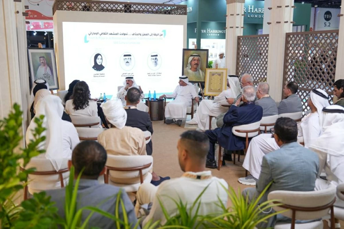 د.علي بن تميم و علي عبيد الهاملي خلال الجلسة