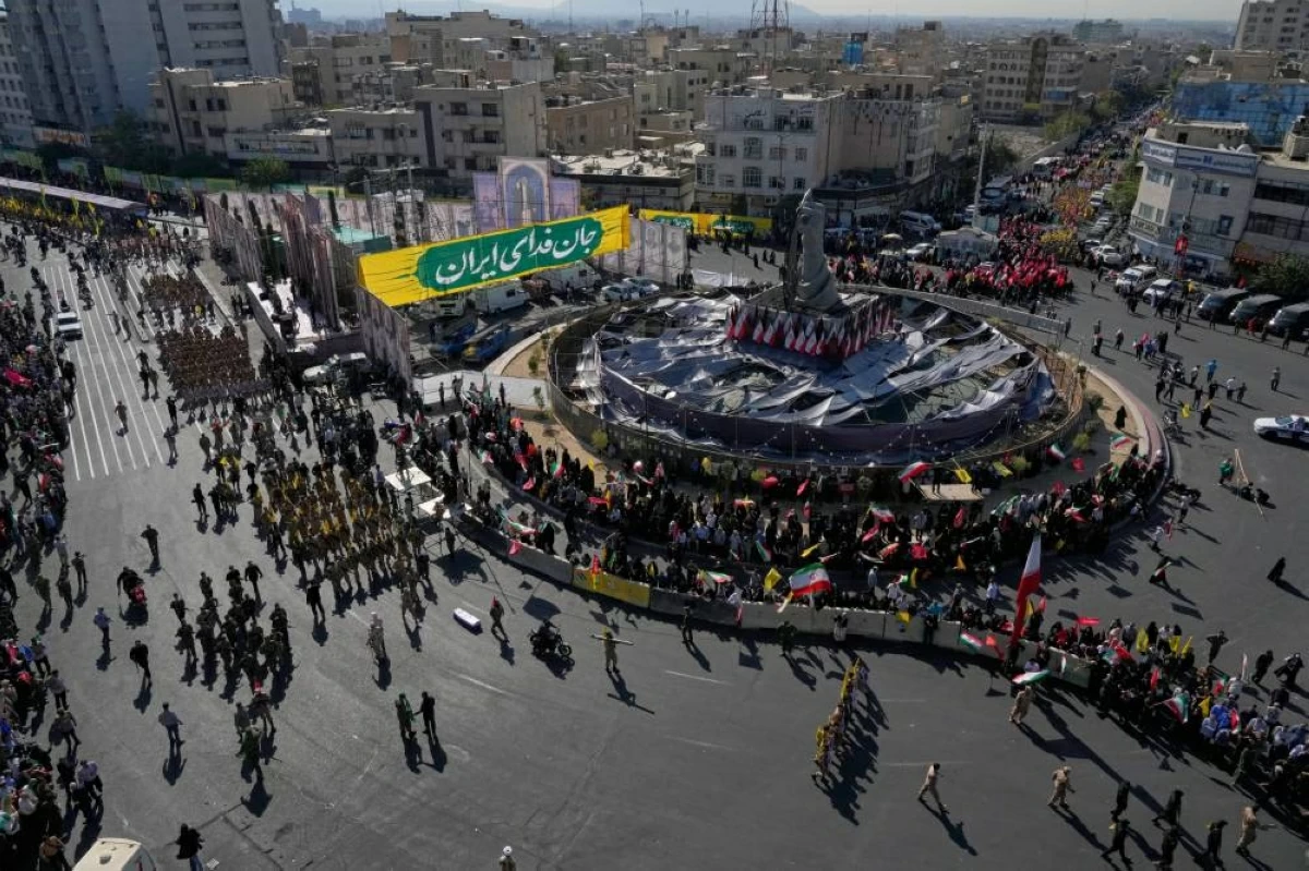عناصر من الحرس الثوري ومشاركون آخرون في تظاهرة وسط طهران (أ ب)