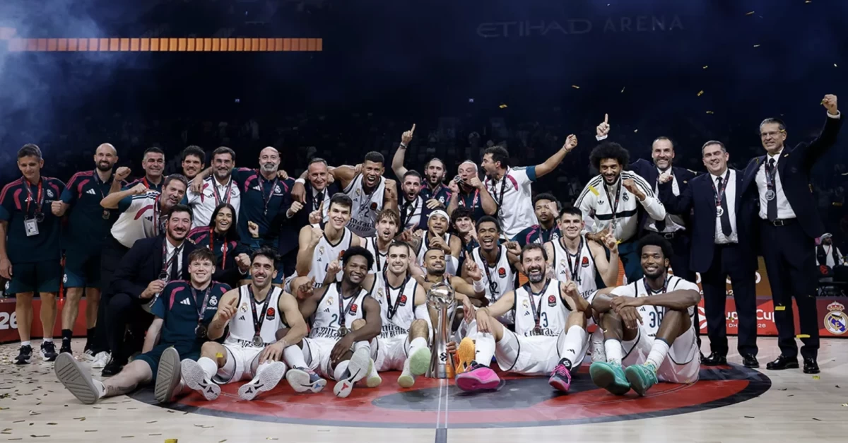 لاعبو ريال مدريد يحتفلون