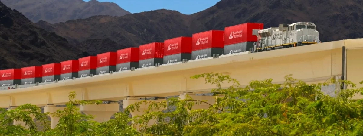 قطارات الاتحاد تطلق خدمة سكك حديدية تربط مرافئ الفجيرة بمدينة أبوظبي الصناعية (فيديو)