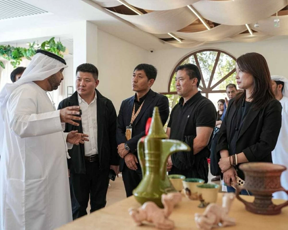 «البيت الإماراتي» يفتح أبواب التراث أمام وفد صيني